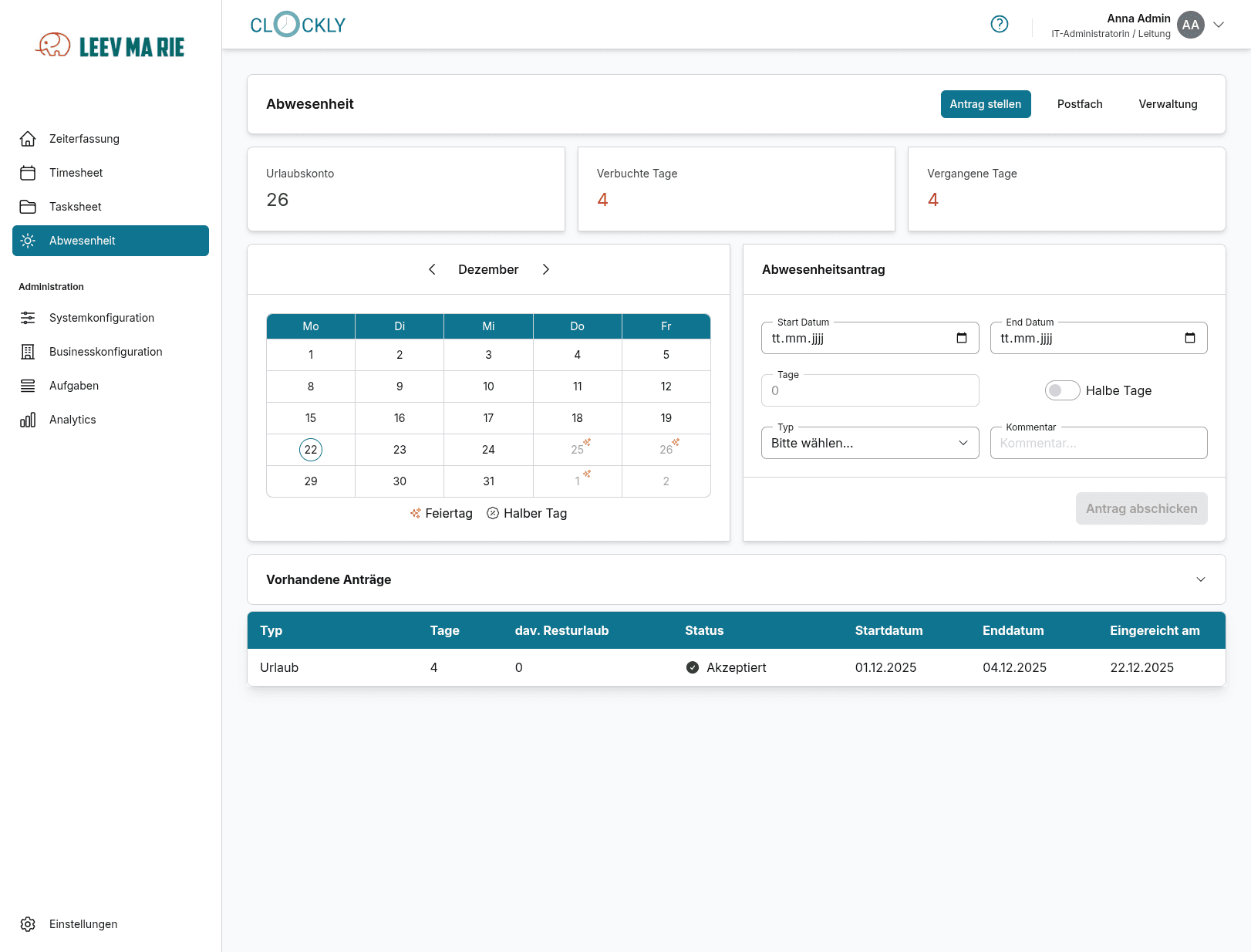 Screenshot der Abwesenheitsverwaltungsoberfläche mit einem Eingabebereich und einem Kalender. Im Eingabebereich befinden sich Datumsfelder für Start- und Enddatum, ein Zahlenfeld, welches die benötigten Tage anzeigt, ein Dropdown-Menü um die Art der Abwesenheit auszuwählen, eine Checkbox um halbe Tage zu markieren und ein Textfeld für einen Kommentar. Am unteren Ende befindet sich ein Abschicken-Button.
